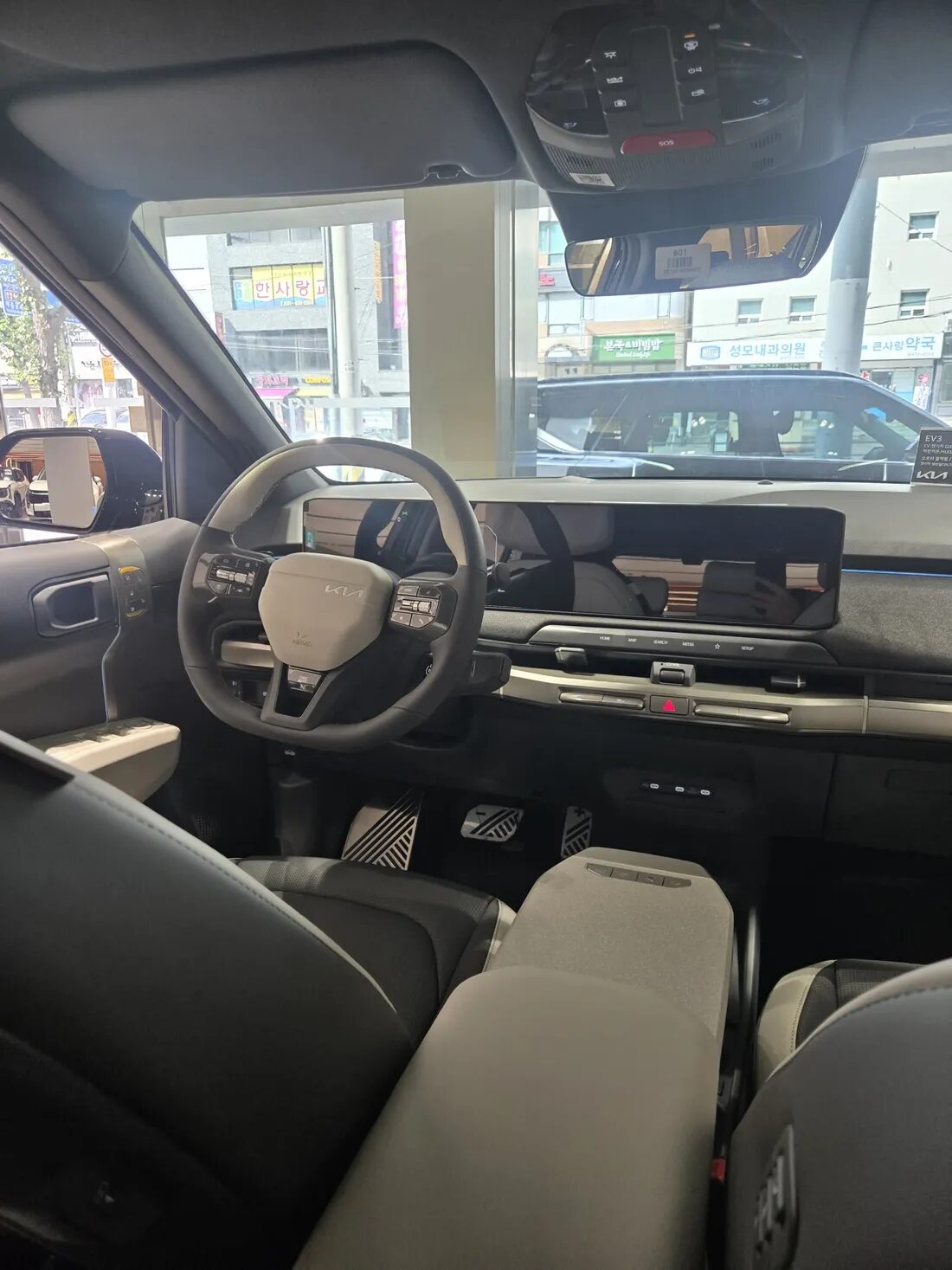기아 EV3 실내 대시보드 및 스티어링휠