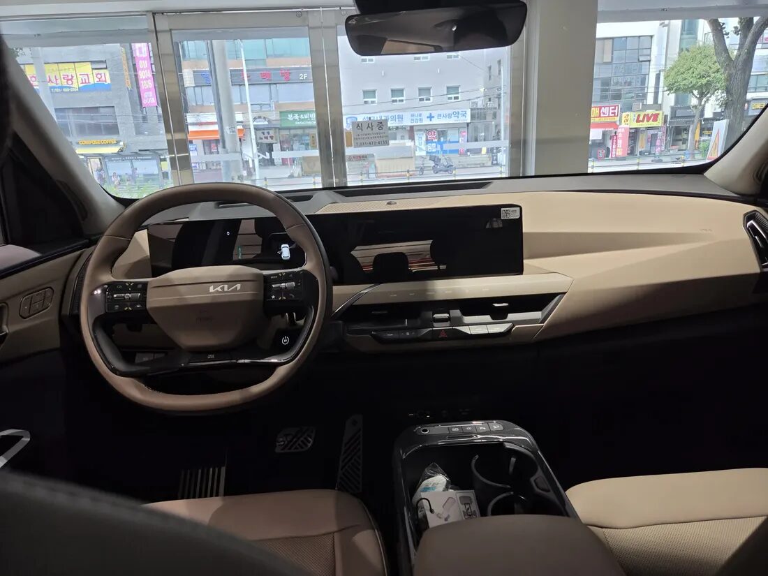 기아 EV5 실내 대시보드 및 스티어링휠