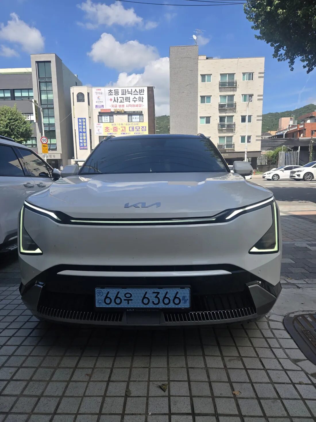 기아 EV5 전면 외관, 도심 도로변 주차 모습